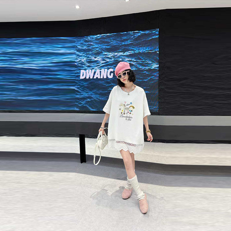 卡通图案短袖蕾丝底摆上衣