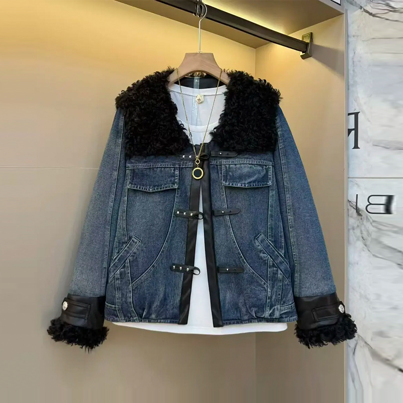 加肥羊羔毛肩皮扣带牛仔外套-