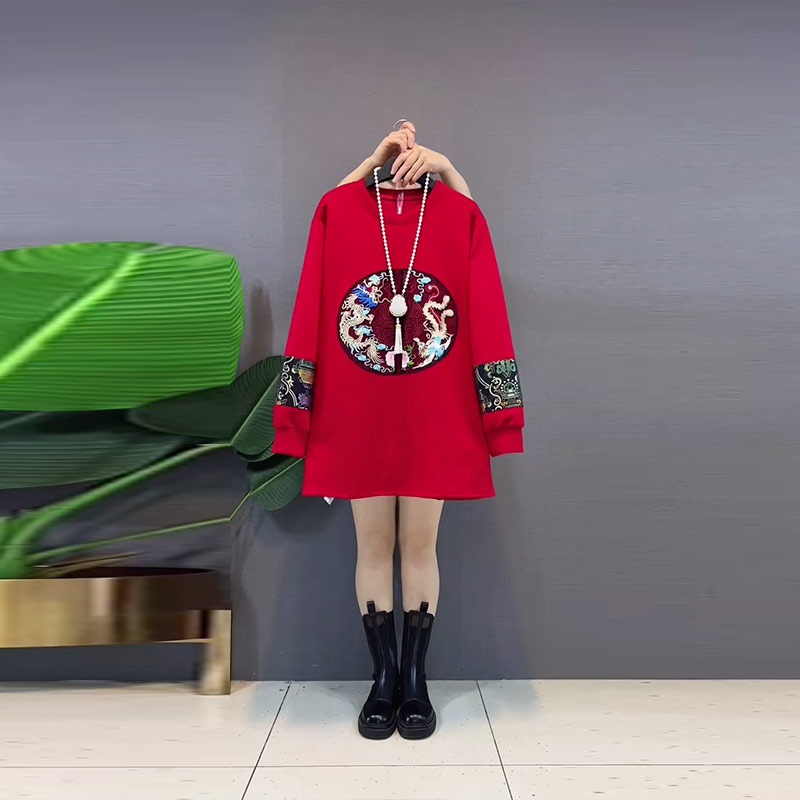 胖妹妹圆领长袖刺绣图案卫衣