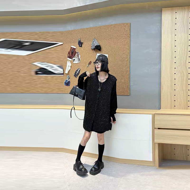 胖妹妹圆领纽扣针织马甲