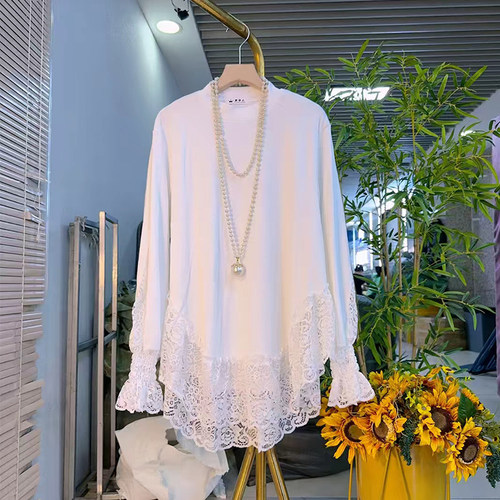 圆领微喇袖口拼接蕾丝底摆上衣