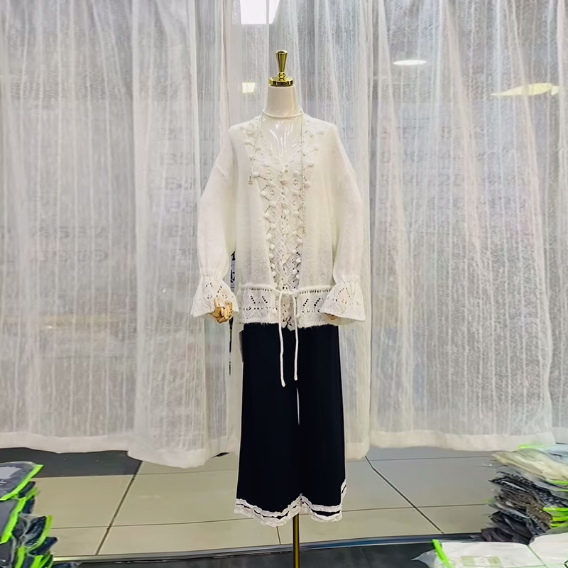 微喇袖口针织开衫外搭阔腿裤子