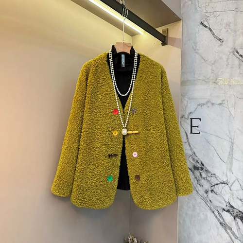 V领彩色纽扣羊羔毛外套