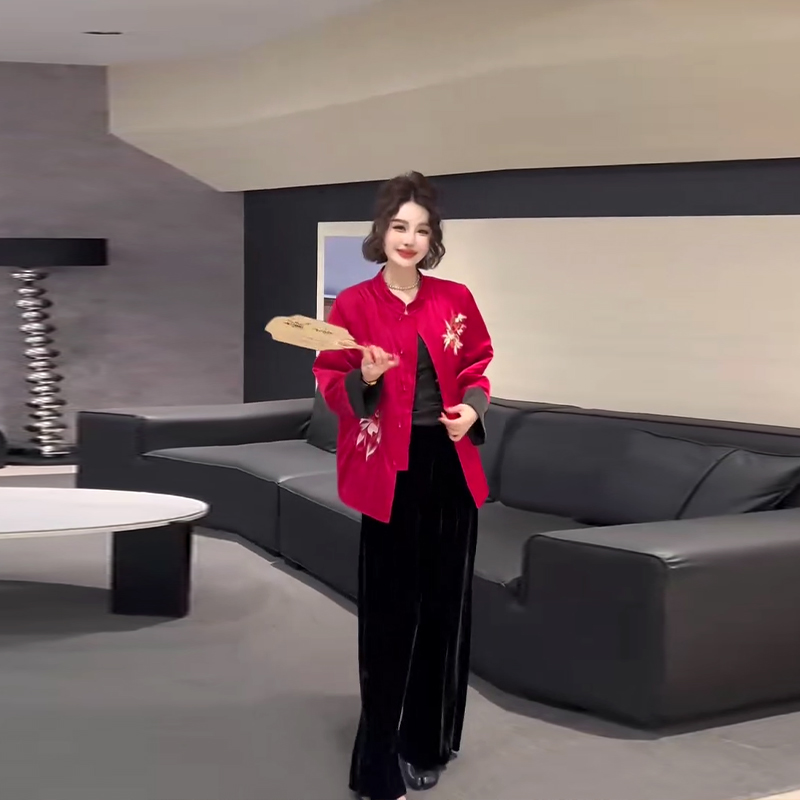 大码女装拼色袖口刺绣花棉服