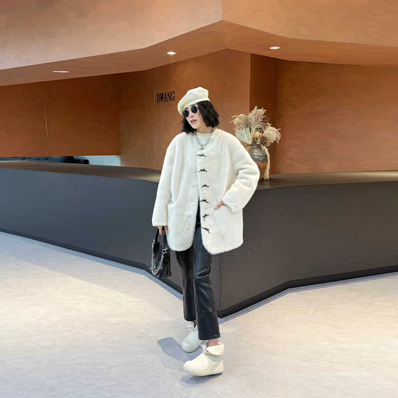 圆领蝴蝶结纽扣长袖毛毛外套