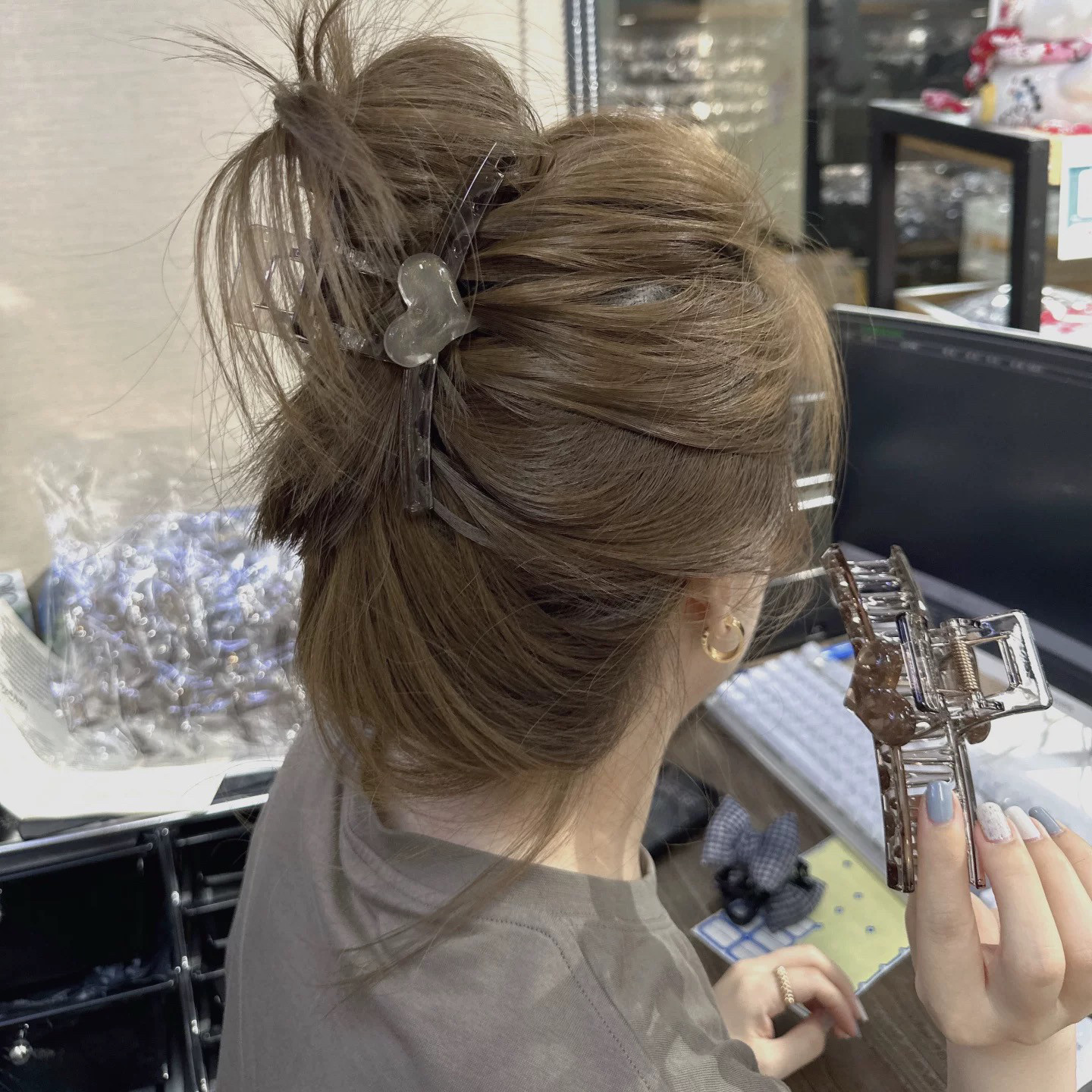 韩系高级感冰透灰色爱心抓夹女后脑勺鲨鱼夹发量多盘发发夹发饰