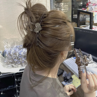 韩系高级感冰透灰色爱心抓夹女后脑勺鲨鱼夹发量多盘发发夹发饰