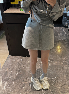 momo大姐姐 夏季宽松百搭运动短裙女2026休闲风灰色简约半身裙