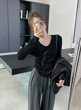 momo大姐姐新款黑色打底衫女设计感U领小上衣薄款针织衫显瘦长袖