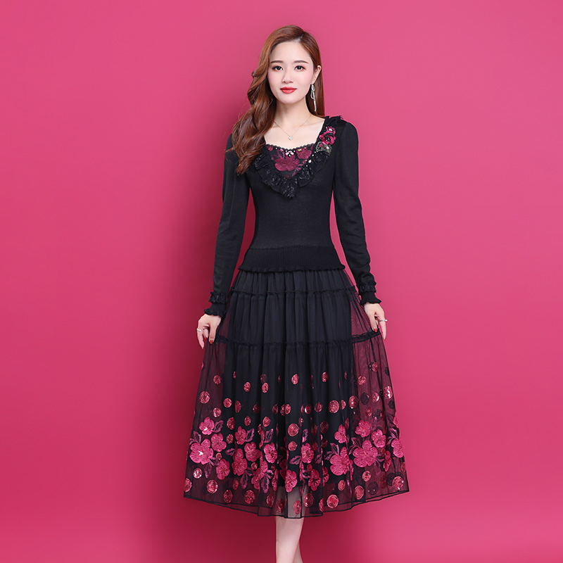 黑色长袖秋季长裙连衣裙针织裙子钉珠绣花V领显瘦