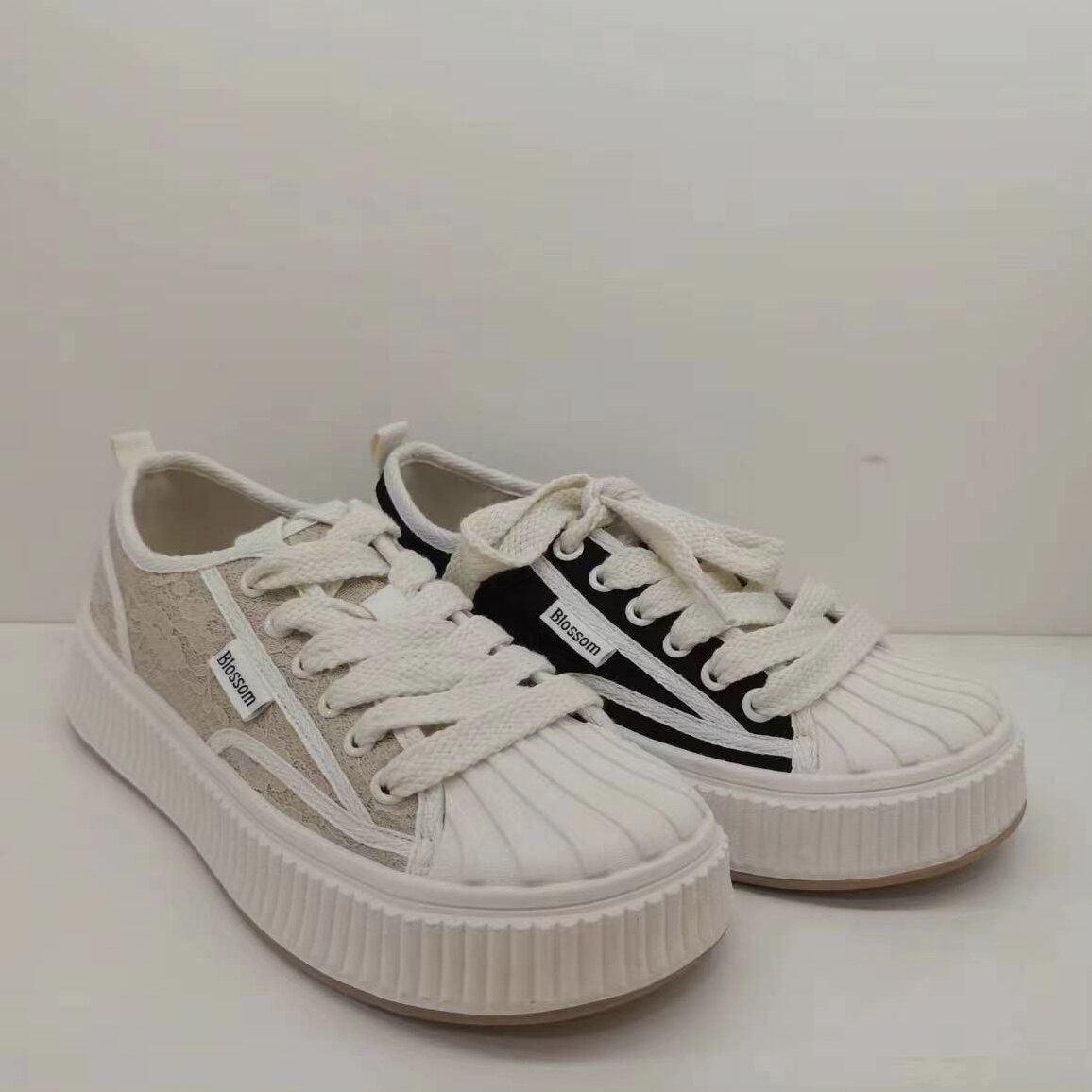 亮点女人3303专柜女鞋2023春季新款特殊材料浅口系带平底女板鞋2