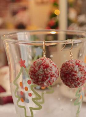 圣诞色系雪球 小众设计毛球适合冬天的耳环2021新款潮女百搭耳饰