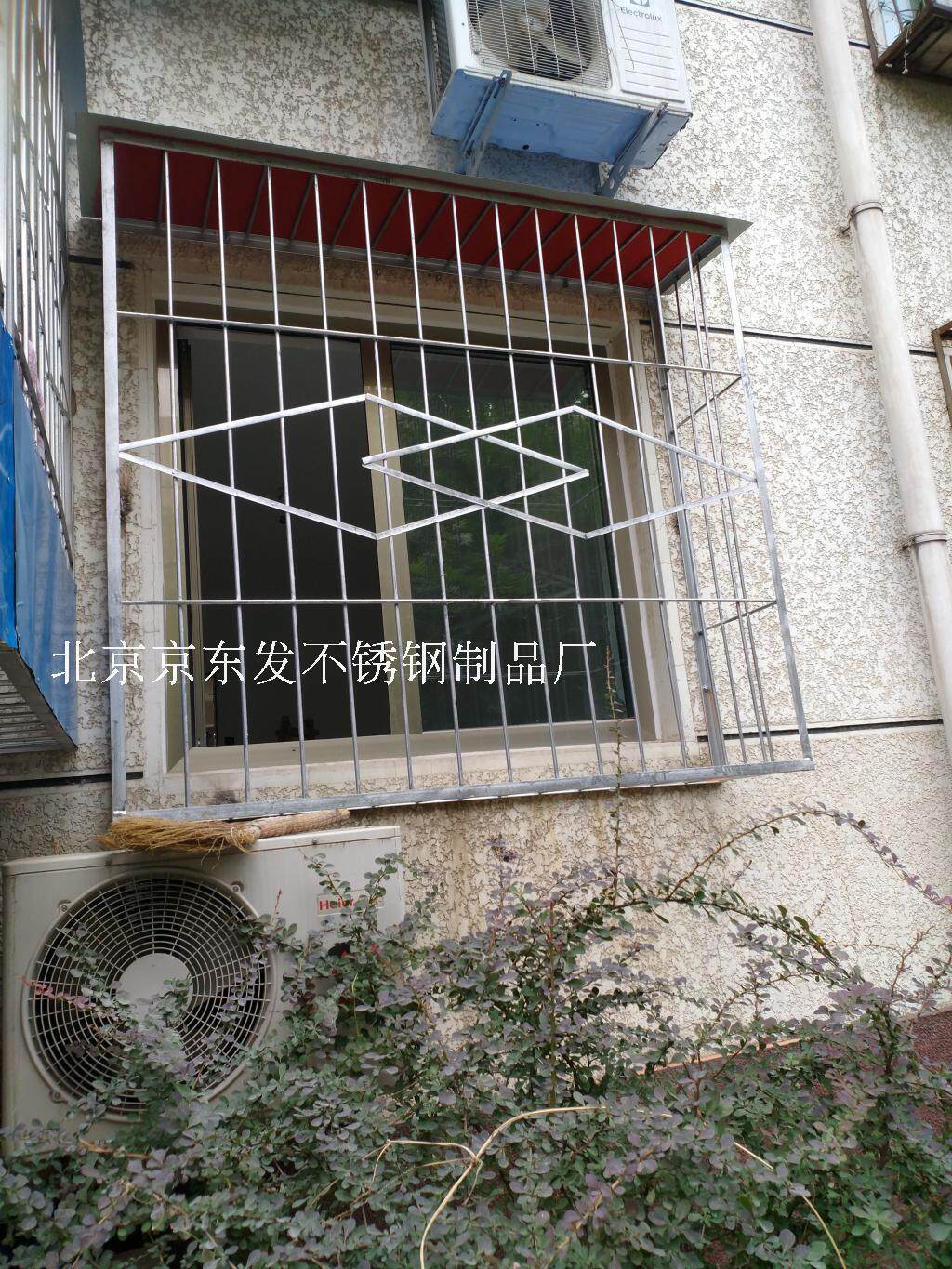 北京钢筋阳台镀锌网花防盗窗