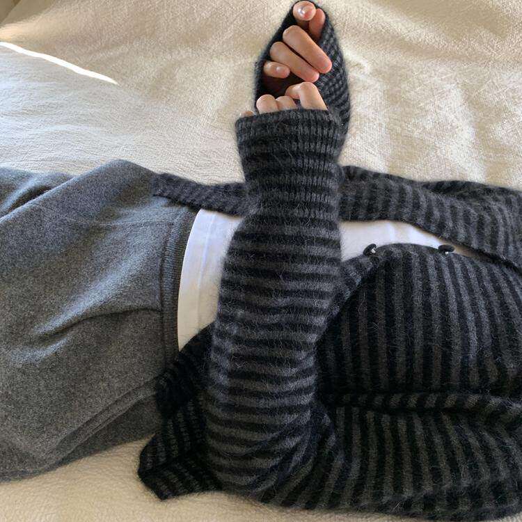 高级感黑灰拼色毛衣女2025年春秋新款韩系小个子短款针织开衫外套