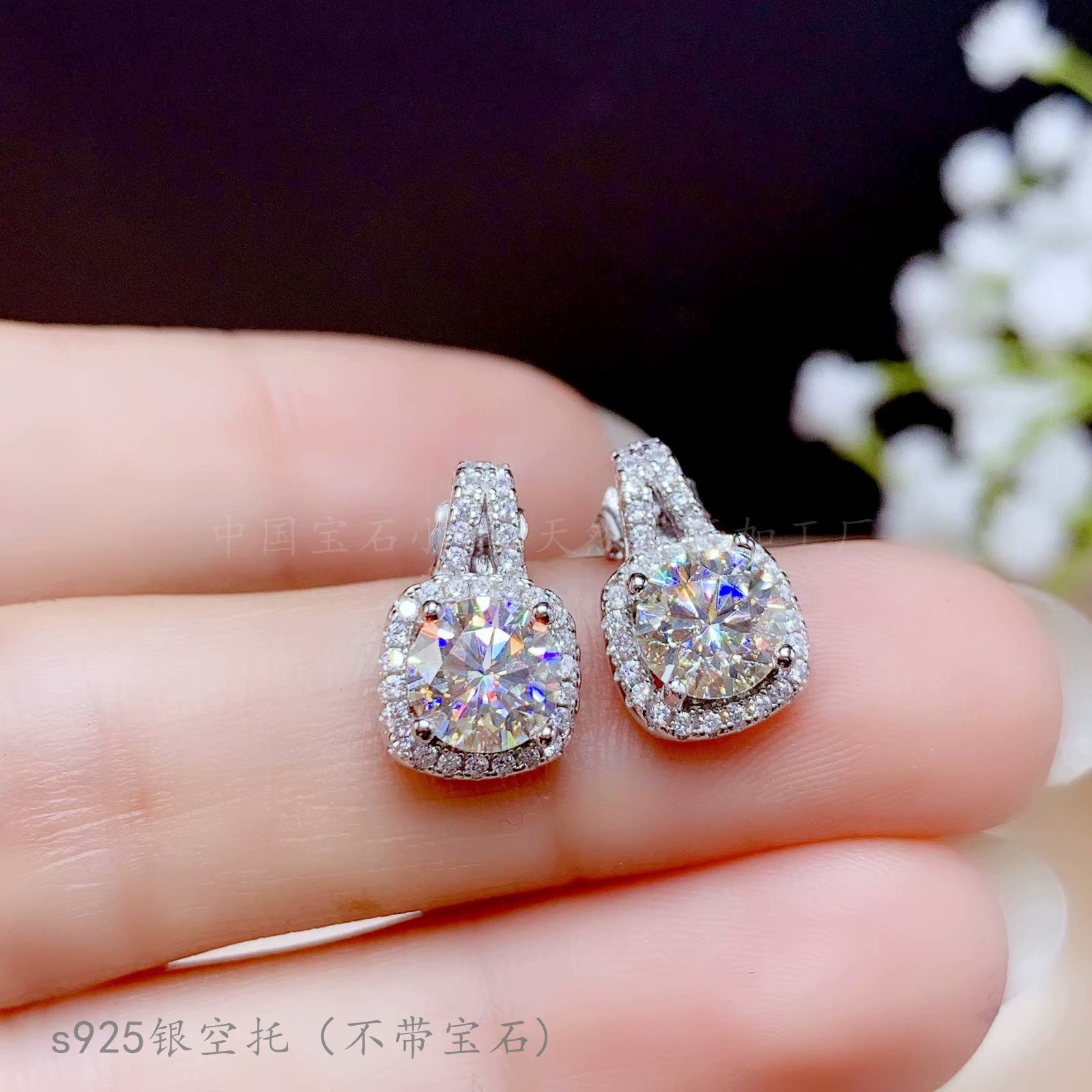 纯银圆形耳钉克拉莫桑钻