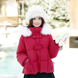 ATAR新中式红色短款羽绒服女毛领连帽收腰白鸭绒外套童趣减龄新款