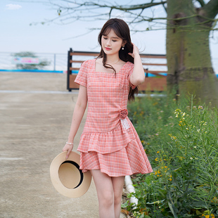 新款 ATAR2025夏季 女甜美格纹连衣裙学院风肌理感收腰立体花短裙子
