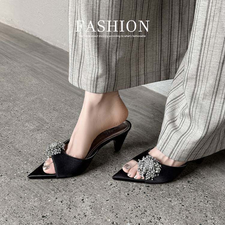 高跟鞋女尖头水钻2026夏季新款黑色高级感粗跟绝美外穿一字凉拖鞋