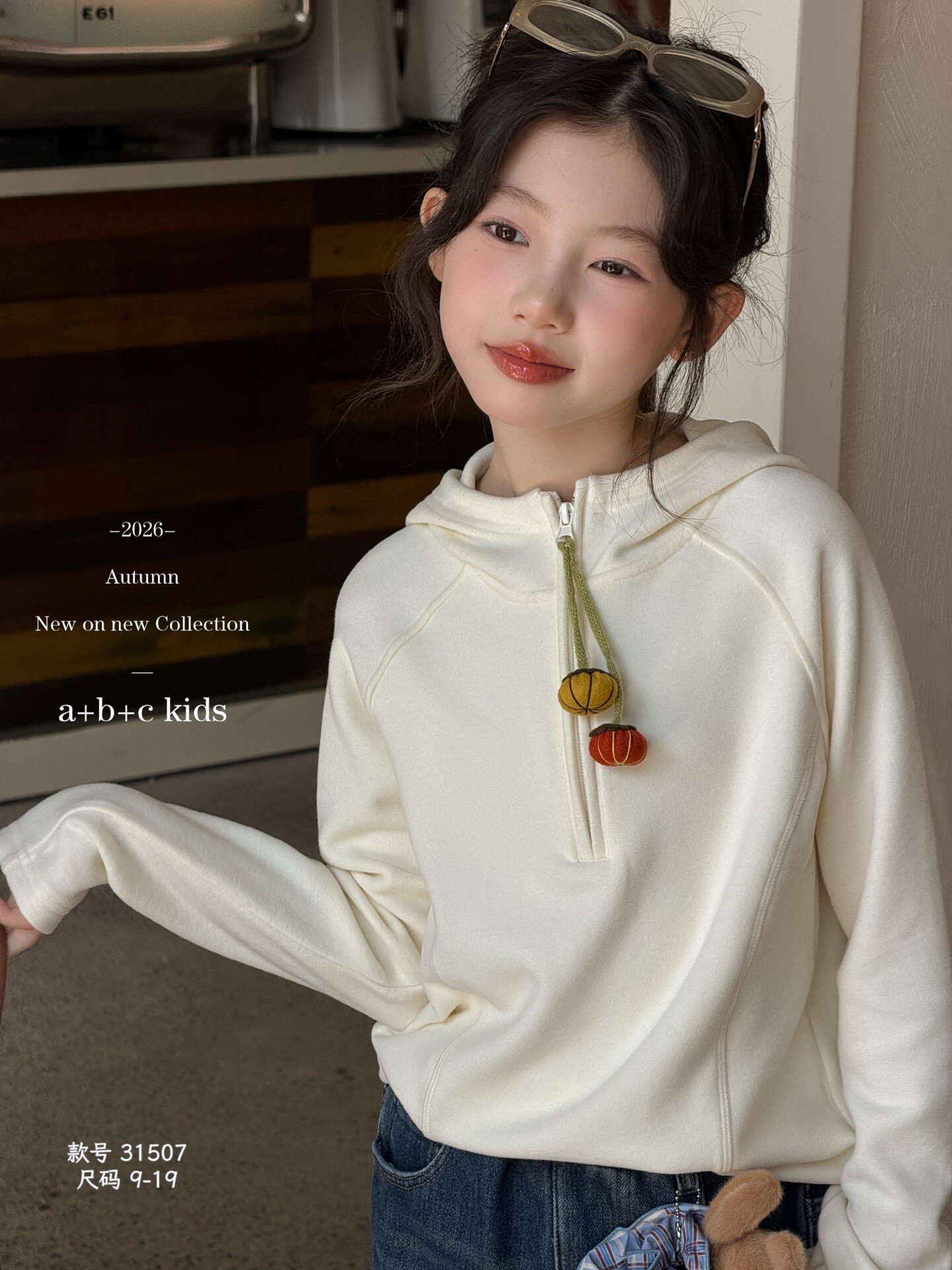 秋冬童装女童卡通挂件连帽打底上衣中大儿童百搭T恤连帽绒衫打底图片