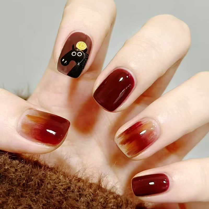 墨红驹影穿戴甲马上有钱高级感时尚显白个性新春过年短款美甲贴片,彩妆/香水/美妆工具,穿戴甲/甲片,淘宝优惠券,粉丝福利购,淘宝优惠卷