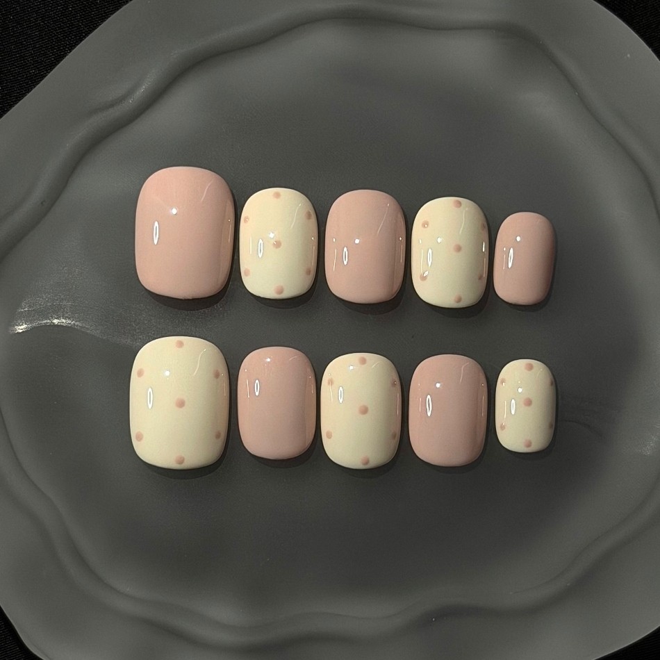 粉糯圆点穿戴甲裸色系拼款淡粉