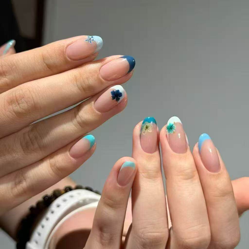 蓝色法式穿戴甲清新温柔