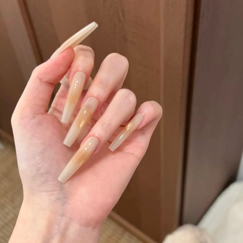 蜜珀金汐穿戴甲裸肤渐变纯欲风