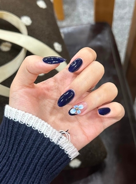 藏蓝小花穿戴甲清冷极简