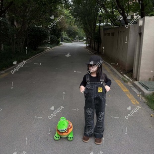 （现货）大金家童装25秋冬新款涂鸦贴布男女童水洗灰宽松背带长裤