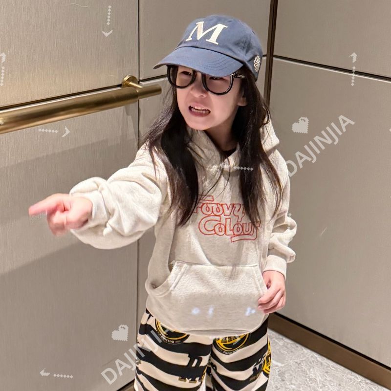 25冬季新款加厚秋冬宽松洋气简约字母印花连帽一体绒男女宝宝上衣