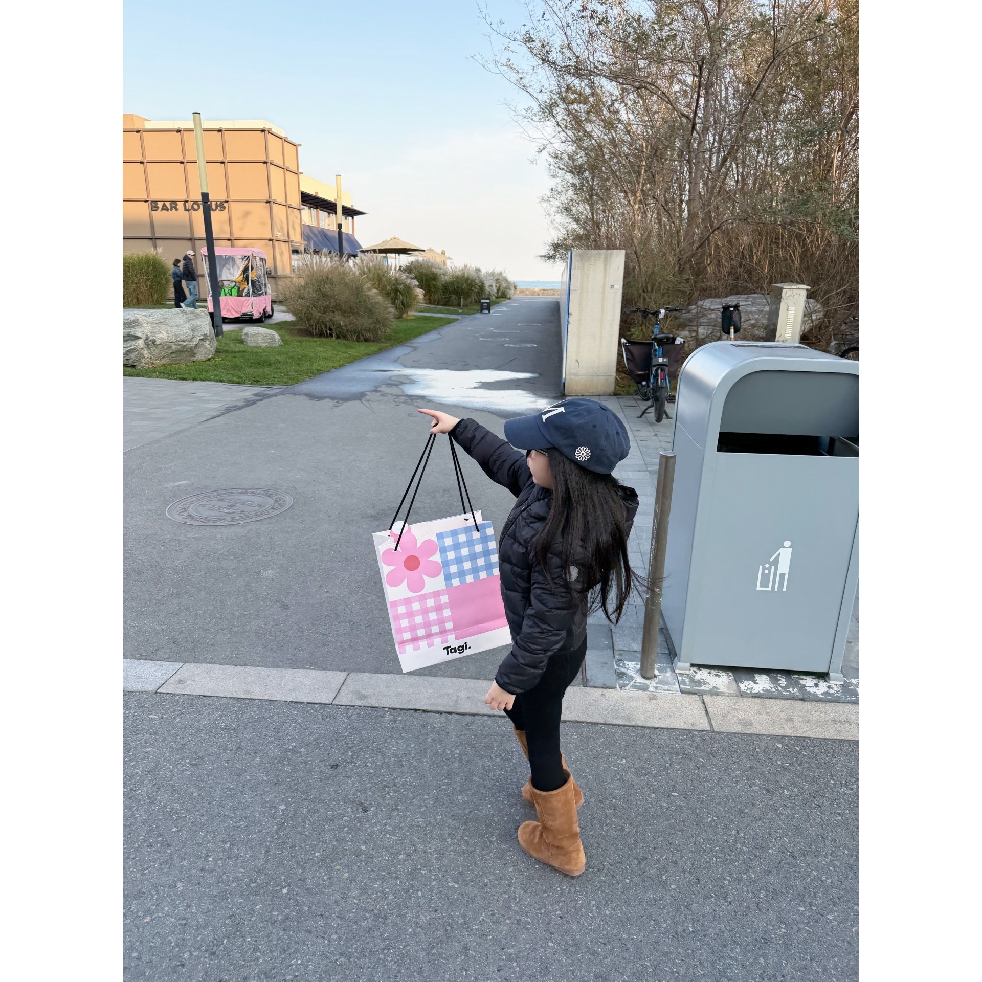 儿童羽绒服白鸭绒秋冬轻便外套幼儿园宝宝黑色百搭日常女童羽绒服