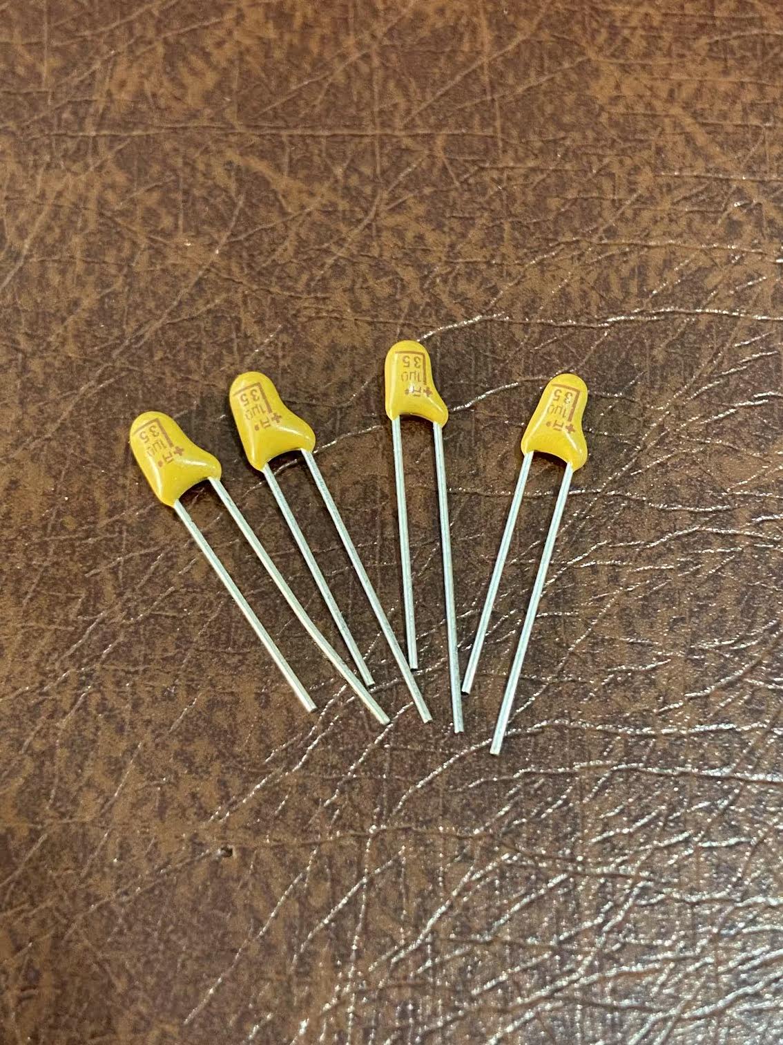 插件钽电容1UF 35V 钽电容105 35V 原装正品