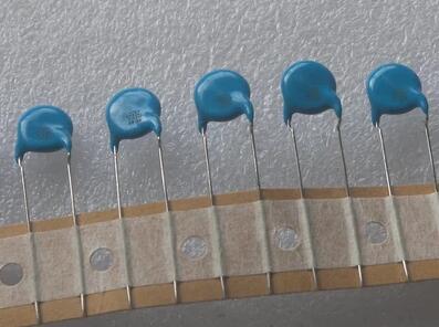 X1Y2安规电容 瓷片电容 300V 472M 4700PF 片径：9mm 厚度：3MM