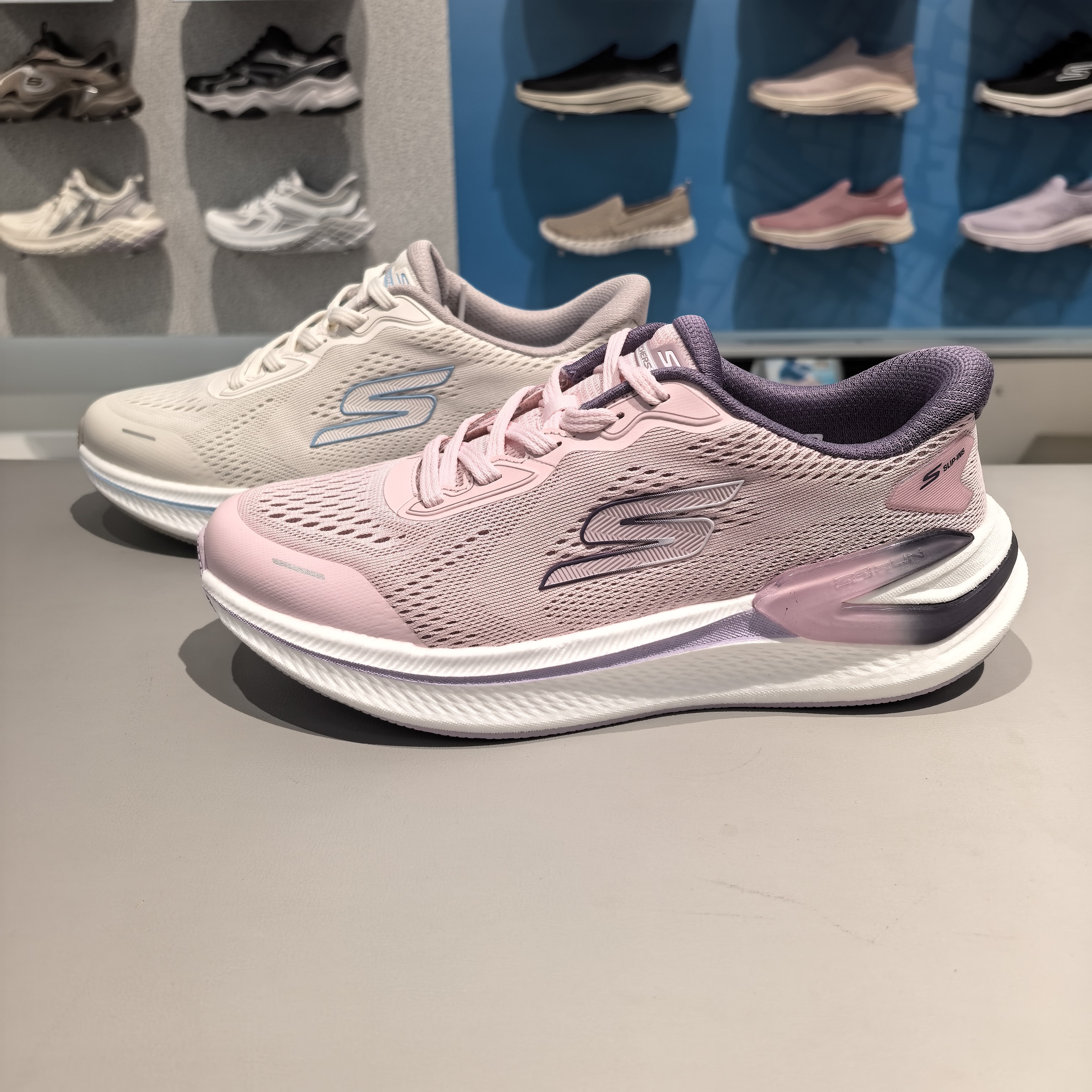Skechers斯凯奇女士闪穿绑带稳定网孔轻弹训练专业跑步鞋129784