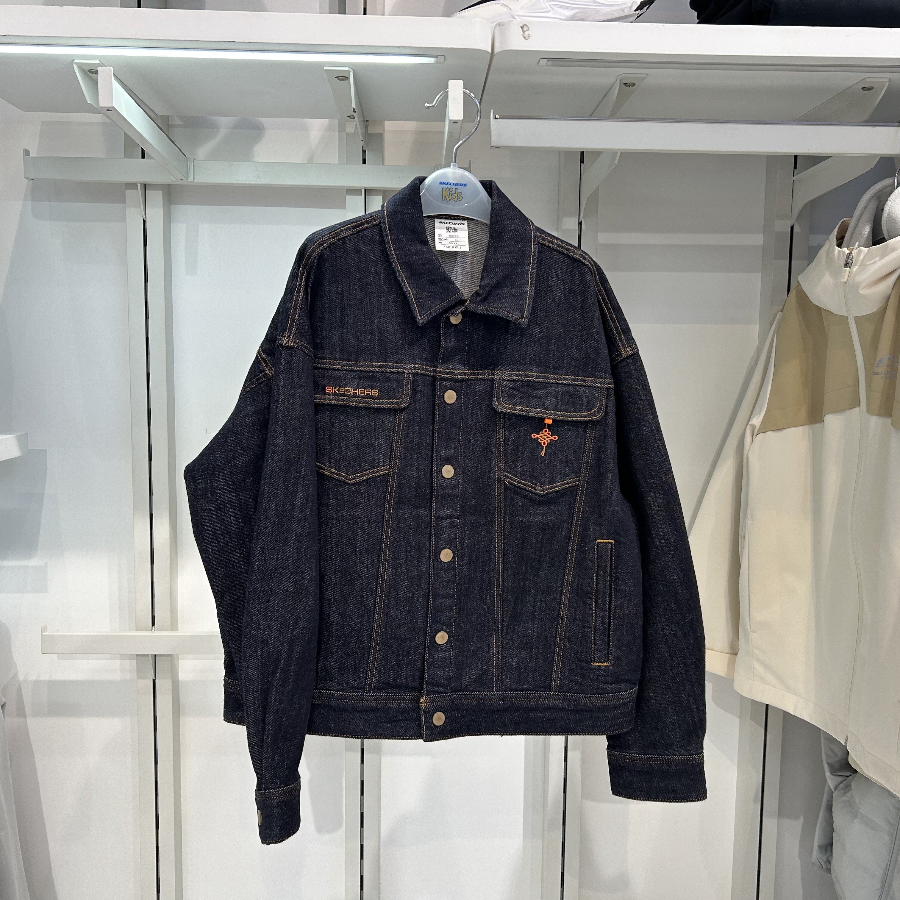 Skechers斯凯奇马年限定儿童翻领百搭舒适休闲牛仔外套L126K048,运动服/休闲服装,运动茄克/外套,淘宝优惠券,粉丝福利购,淘宝优惠卷