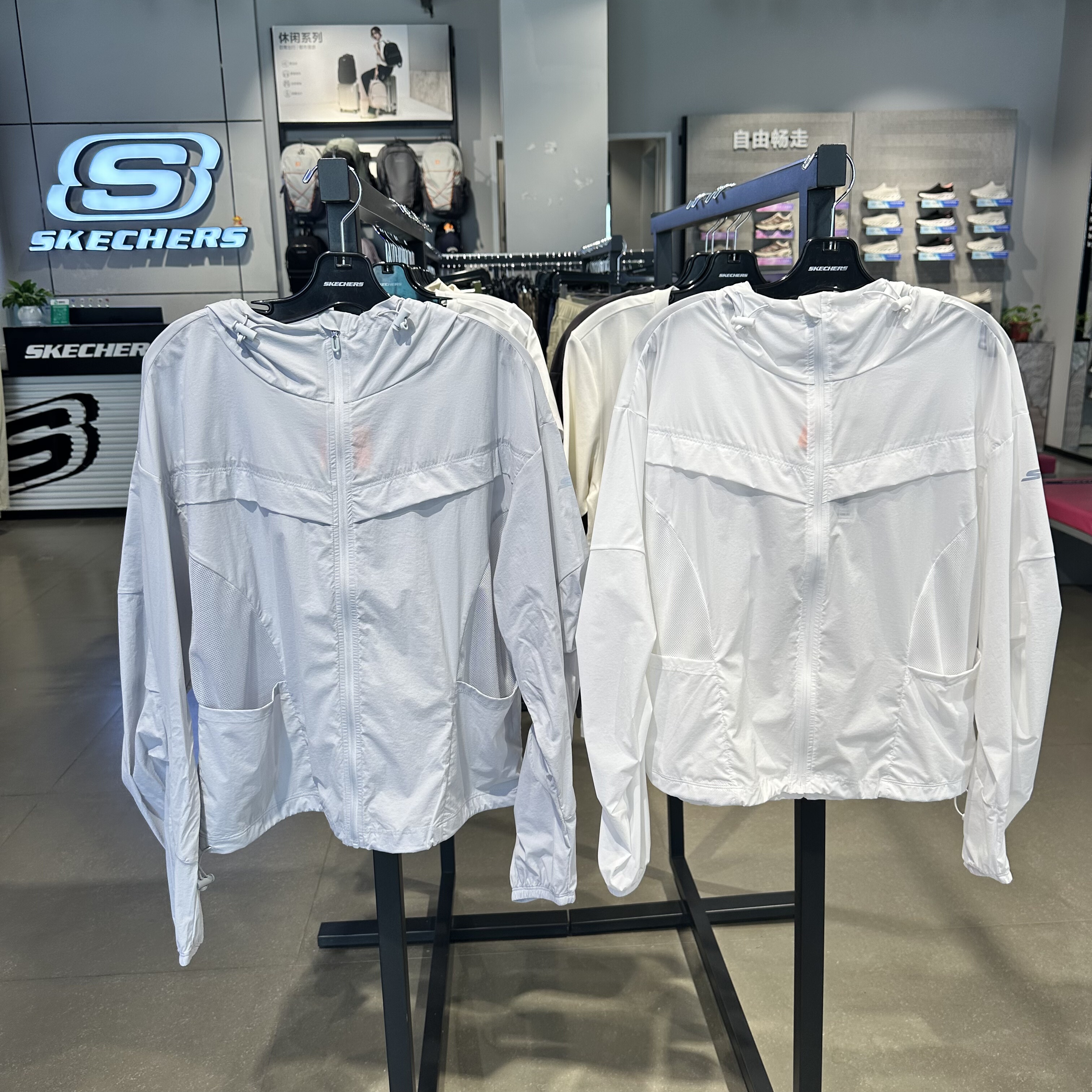 Skechers斯凯奇女款夏季纯色百搭轻薄透气连帽防晒服外套P226W132