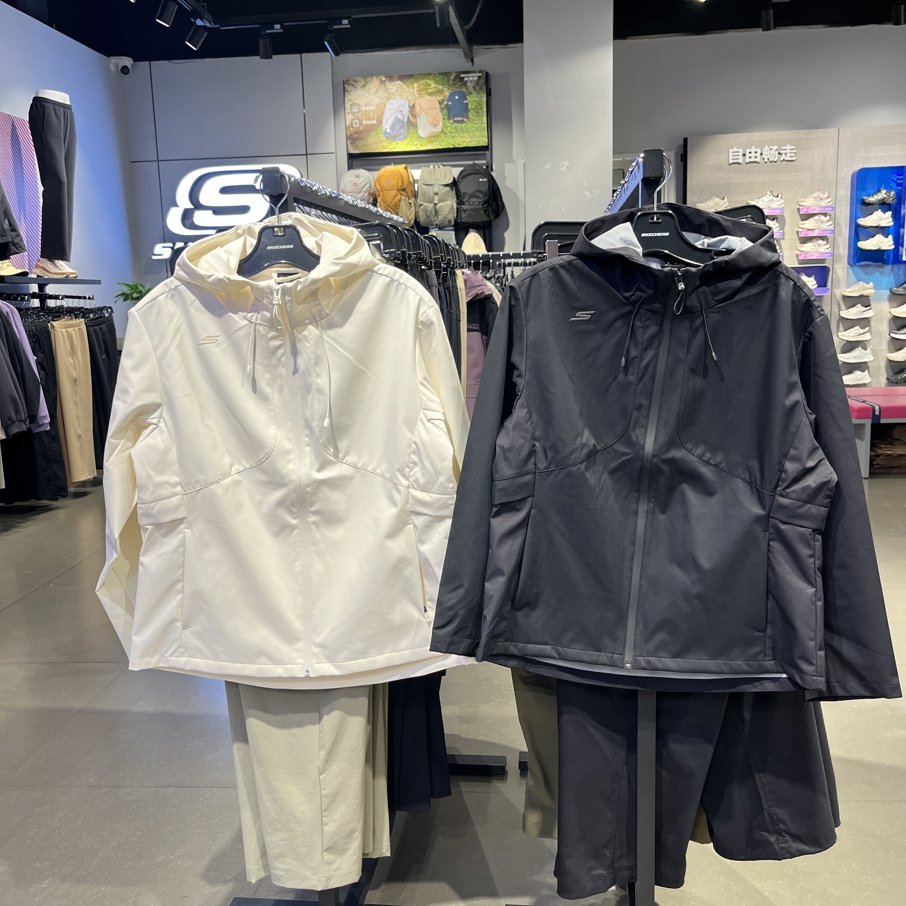 Skechers斯凯奇女士三合一防风防泼水防风连帽运动服外套P325W067