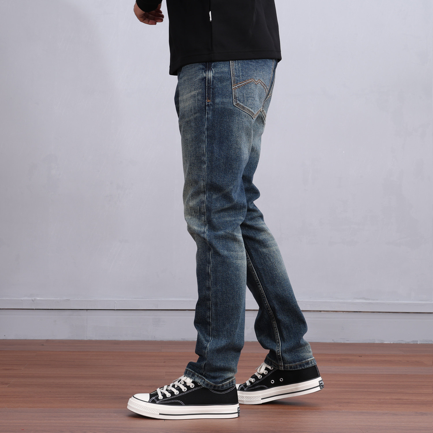 2025年秋冬季男款牛仔裤小直筒修身简约复古潮流时尚水洗男裤子