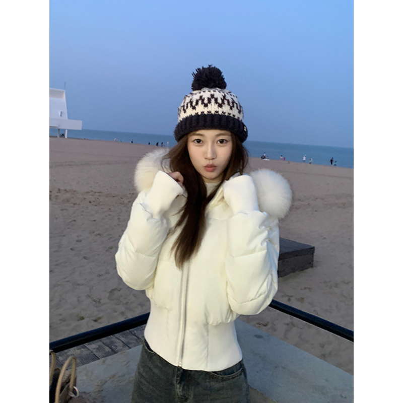 白色连帽短款保暖收腰羽绒服女2025年冬季新款大毛领短外套小个子