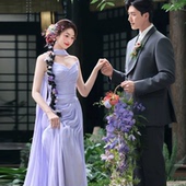 外景新中式 婚纱照紫色礼服新娘手捧花紫色蝴蝶兰花环瀑布手捧花束