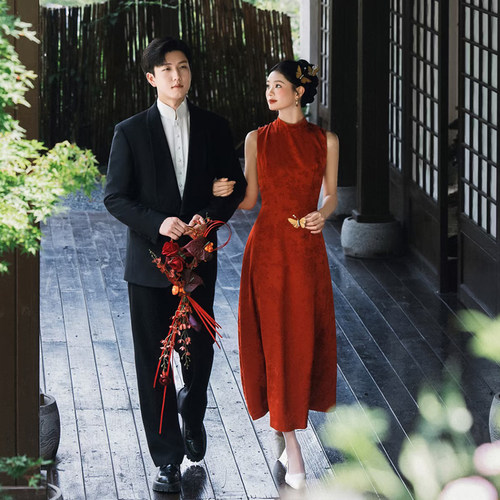 新中式婚纱照新娘手铃红色手捧花