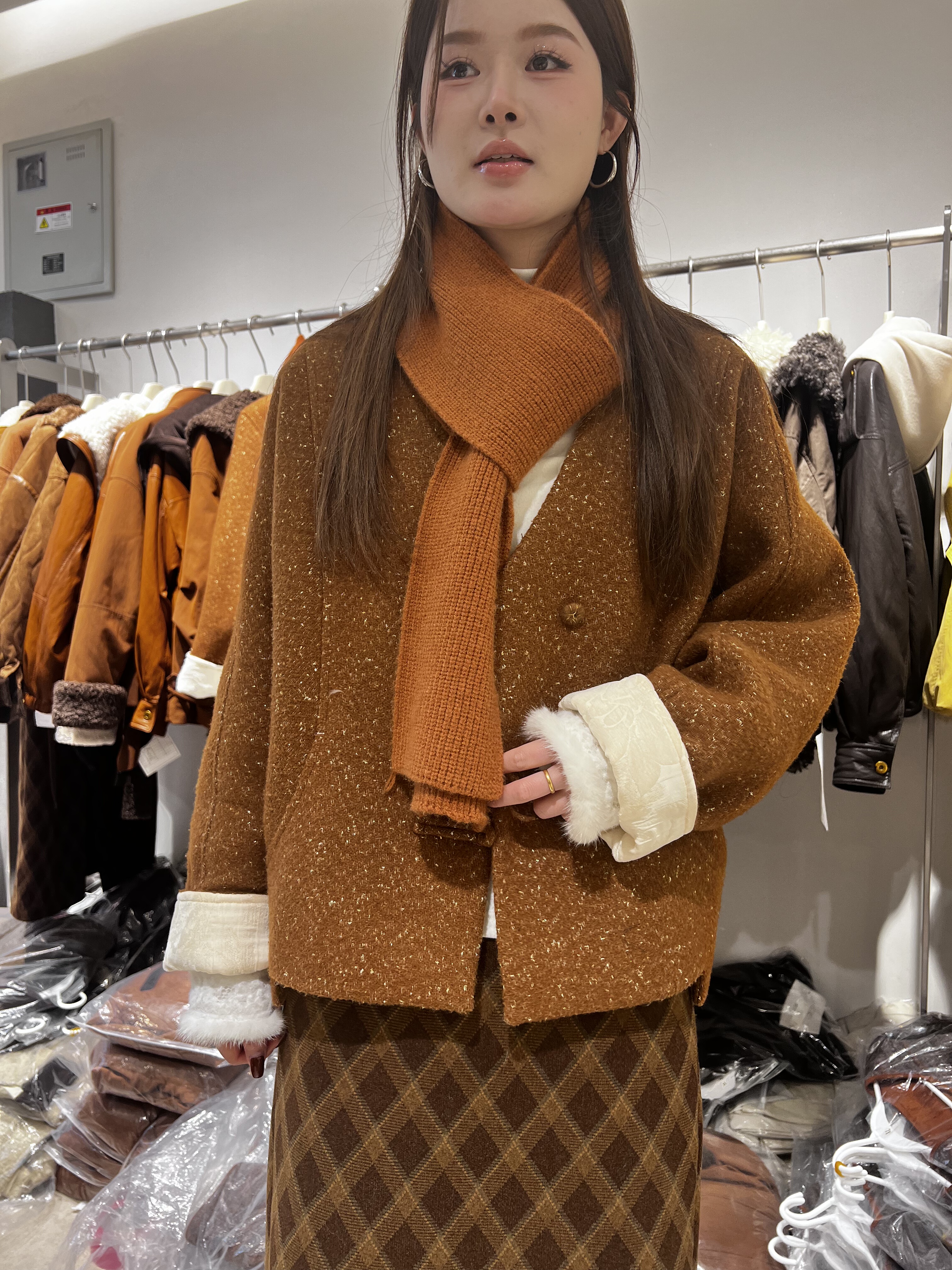 欧洲站2025冬新韩版气质V领盘扣围巾款时尚显瘦保暖90绒羽绒外套