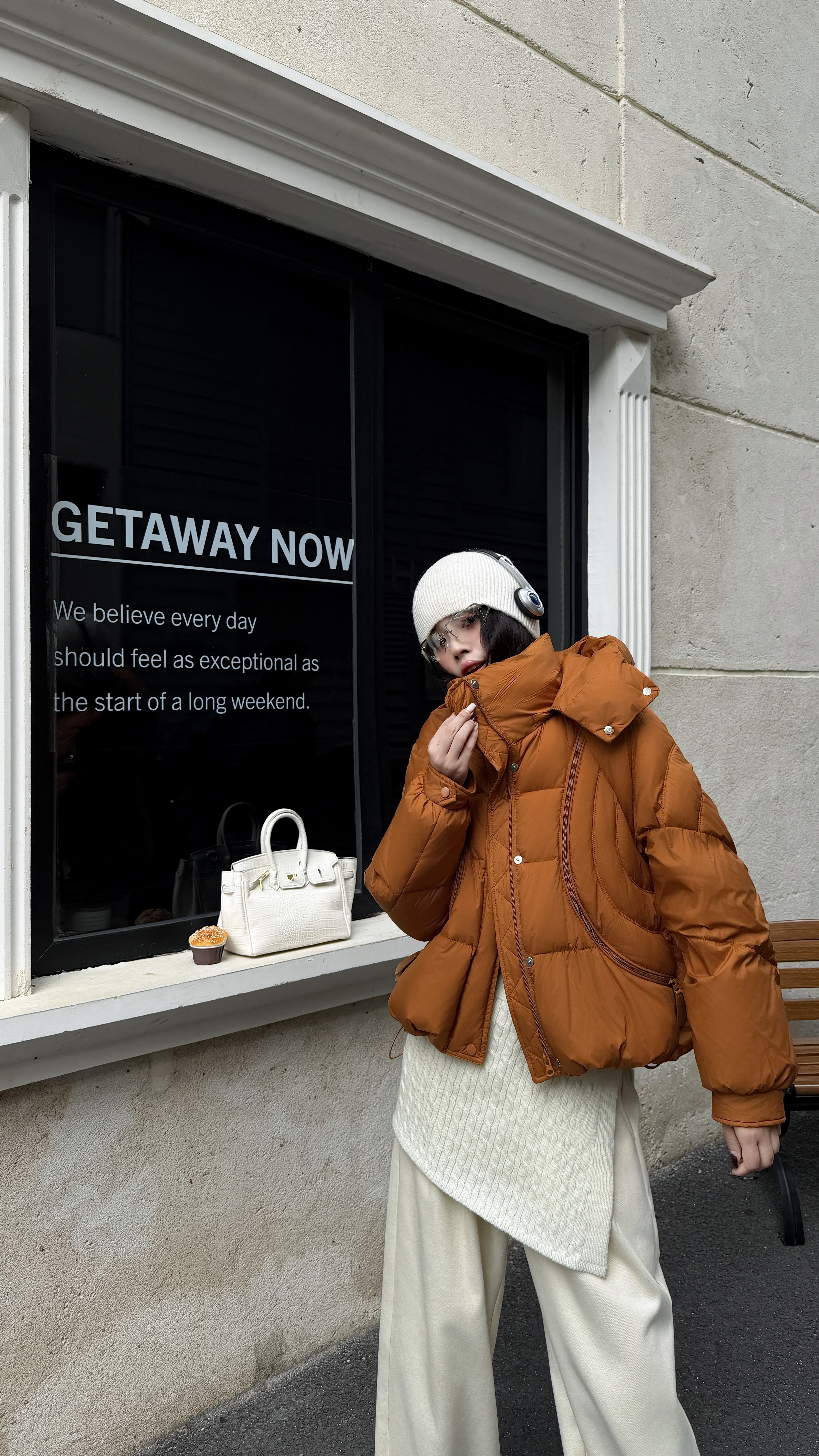 今年流行短款连帽云朵泡芙羽绒服女2025冬新款90白鸭绒面包服外套