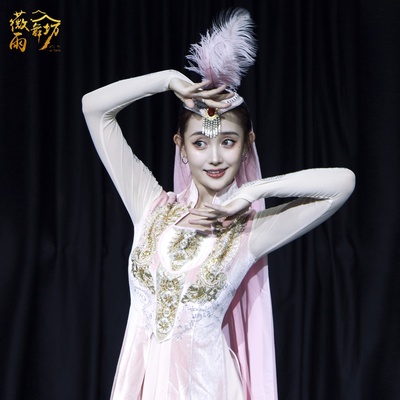 杭州出租新疆维吾尔族送你一朵玫瑰花双层渐变艺考大裙摆演出服装