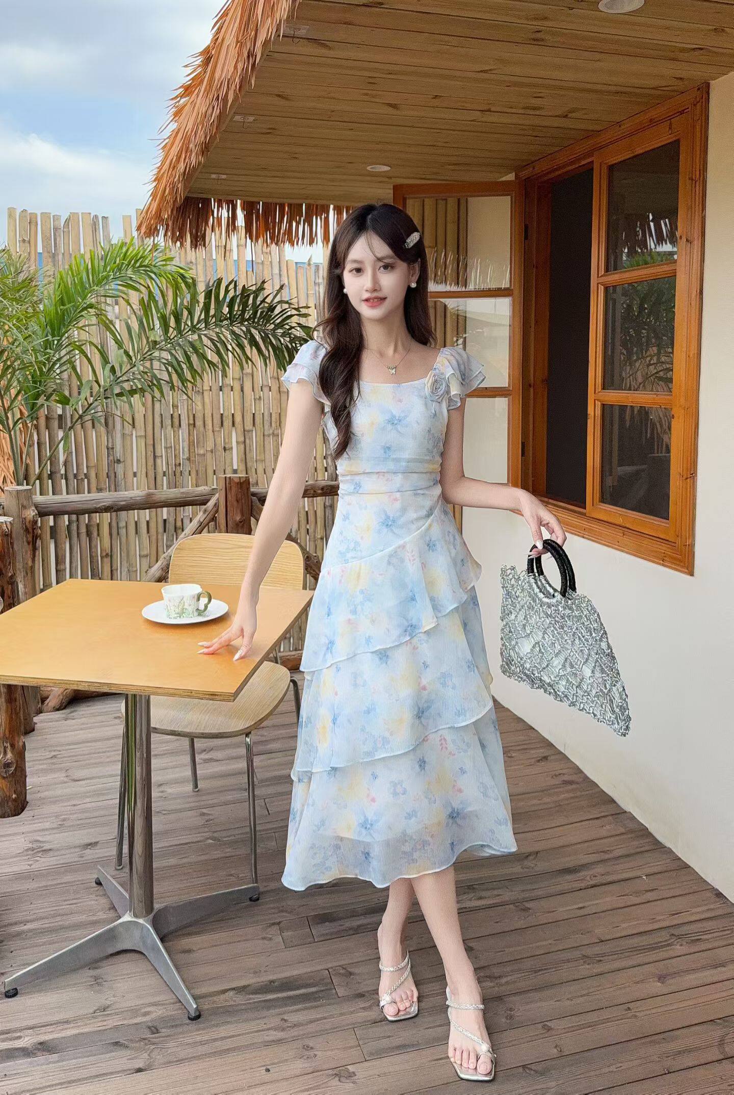 法式方领碎花连衣裙女2026夏季新款温柔风收腰显瘦雪纺蛋糕裙短袖