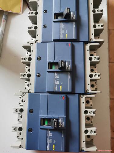 品牌施耐德，250A4个,125的1个，打包出，元，成色如图议价商品