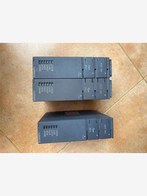 三菱Q12HCPU，没有包装，成色几乎全新，旁边那台缺个(议价商品）