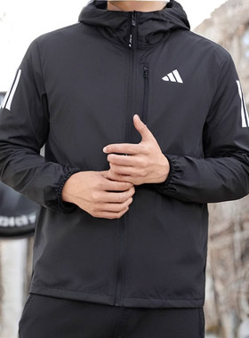 阿迪达斯男装户外防风衣2025秋款外套跑步训练梭织连帽夹克IN1483