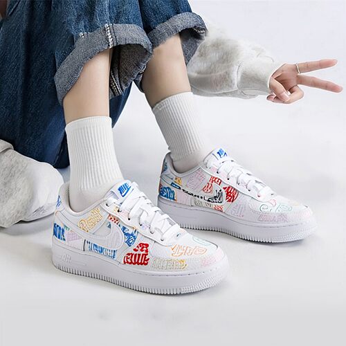 耐克大童鞋女鞋AF1空军一号涂鸦字母印花运动休闲板鞋IO9739-100