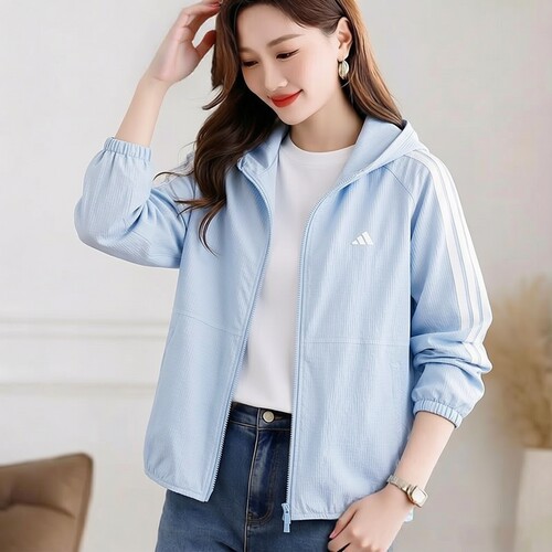 阿迪达斯女装梭织连帽外套26夏季户外遮阳薄款泡泡纱运动服KB4753